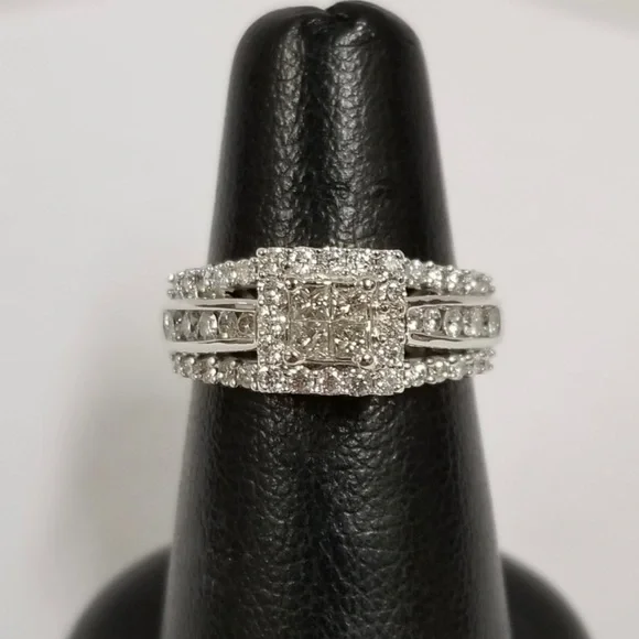 10K Halo Diamond Ring - Picture 2 of 11